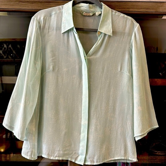 Tommy Bahama Tops - Tommy Bahama sheer 100% silk blouse three-quarter sleeve size 8